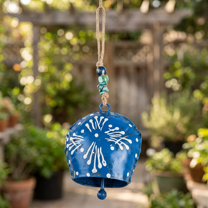 Decoración Navideña de Pared Metálica en Forma de Campana Azul con Cuentas, Estilo Rústico Hecho a Mano - Product Image 3