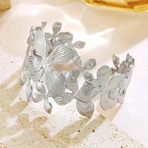 Bracelet à breloques plaqué or pour femme, motif floral irrégulier ajouré, bijoux de luxe haut de gamme pour soirée, vente en gros - Product Image 2