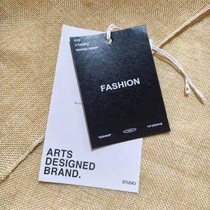 Etiquetas colgantes de papel de PVC de lujo DP15, tabla de tallas personalizada con diseño grabado para marcas de ropa y zapatos, proveedor mayorista OEM - Product Image 4