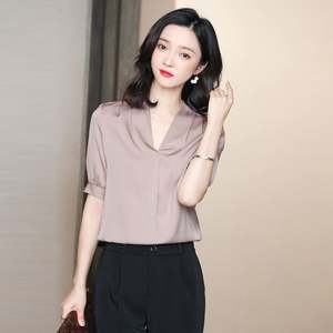 Camisa de seda Lisa suelta para mujer, verano, cuello en V, Color sólido, estilo informal adelgazante juvenil para Primavera, tejida con logotipo frontal - Product Image 1