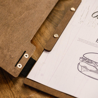 Cubierta de libro de tablero de menú de madera grabada personalizada abrochada con correa de cuero soporte de carpeta de menú de restaurante cubierta de menú personalizada