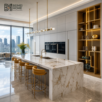 Meubles de cuisine modernes de luxe BEIMEI, gris nacré, or safran, étagères ouvertes, îlot en marbre Statuario, menuiserie de villa