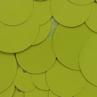 Tissu brodé de sequins personnalisable en promotion – Sequins verts fruités de tailles variées sur base en mousseline confortable pour vêtements de mode