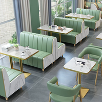 Ensemble de sièges de restaurant modernes en cuir, bois et métal, table à manger à motif marbré, chaises pour usage commercial