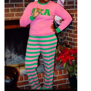 Set di <span class=keywords><strong>Pigiama</strong></span> Personalizzato in Cotone con Simbolo Greco Ricamato <span class=keywords><strong>Rosa</strong></span> e Verde Alpha Zeta Sigma Delta per Ragazze - Product Image 1