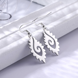 Nuovi orecchini a forma di viso modificati con atmosfera di temperamento a foglie curve all'ingrosso - Product Image 3