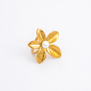 แหวนมุกผู้หญิง ดีไซน์ลายดอกไม้ ชุบทอง 18K สแตนเลสสตีล เครื่องประดับสำหรับใส่ทุกวัน - Product Image 5
