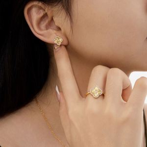 ต่างหูดีไซน์แฟชั่น Dylam ชุบโรเดียมเคลือบทอง 18K บนเงินแท้ S925 ผิวลายเลเซอร์ ประดับเพชรซิร์โคเนีย 5A รูปใบโคลเวอร์ - Product Image 5