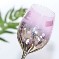 Ensemble de verrerie en verre épais avec base torsadée dorée, verres à vin, verres à boire, gobelets pour la dégustation et les mariages