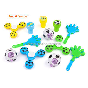 Nouvel ensemble de jouets de fête sur le thème du football avec jeu de devinettes de football, tampon à claquer pour les faveurs de fête de football, fournitures 12 pièces - Product Image 1