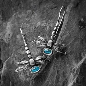 Pendientes colgantes de libélula de plata tibetana con cristal verde, diseño de insecto vintage para mujer - Product Image 5