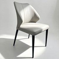Chaise de salle à manger ergonomique en cuir de design italien moderne, durable, avec dossier plissé et pieds en acier inoxydable pour villa