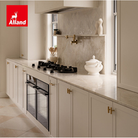 Allandgroup - Cuisine Moderne de Style Campagne Méditerranéenne - Armoires de Cuisine en Bois Crème - Design à Deux Niveaux - Cuisine Complète avec Four et Îlot