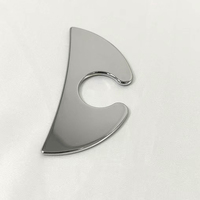 Petite planche Gua Sha en acier inoxydable 430 en forme de C avec design à encoches spéciales pour lifter le contour du visage, réduire les ridules et prendre soin du corps
