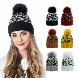 Chapeau chaud en acrylique, design léopard coloré, logo personnalisé, chapeaux d'hiver unisexes, chapeau en fourrure à <span class=keywords><strong>pompon</strong></span> tricoté pour femmes - Product Image 1