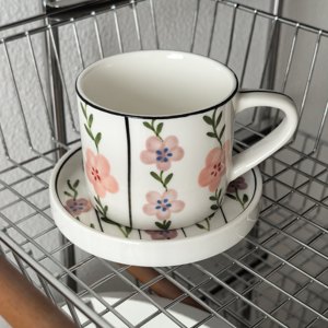 Set Tazza e Piattino in Ceramica da 270ml Dipinto a Mano con Motivi di Fragole e Fiori, Tazza da Caffè in Stile Pastorale Fresco per Tè del Pomeriggio - Product Image 2
