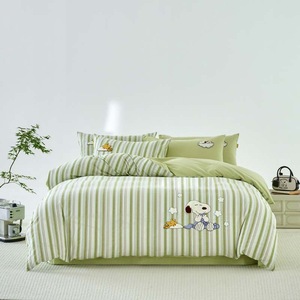 Set di Biancheria da Letto per Bambini Carino e Kawaii di Alta Qualità in Puro Cotone Tinto in Filo a Righe con Ricamo di Snoopy Ecologico e Durevole - Product Image 3