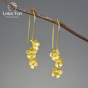 Orecchini pendenti a fiori freschi e eleganti per matrimonio divertente con loto - Product Image 4