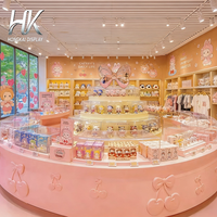 Étagères d'exposition incurvées à niveaux en acrylique durable, personnalisables, éclairées par LED, écologiques, pour l'agencement en îlot de jouets et objets de collection en magasin de détail