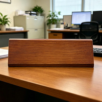 Support de plaque de nom triangulaire en bois de noyer massif poli à la main, pour table de bureau, présentoir de cartes de visite