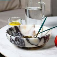 Luxe ecologische decoratieve fruitschaal van natuurlijk Calacatta Viola travertijn, gepolijst, landelijke stijl, voor noten en gedroogd fruit