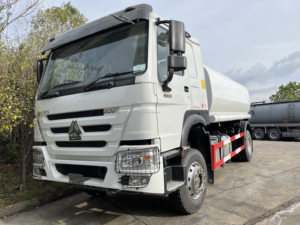 Camion-citerne Sinotruk HOWO 4x2 de 15 m³ avec moteur Weichai, arroseuse de rue, camion pulvérisateur d'eau routière - Product Image 6
