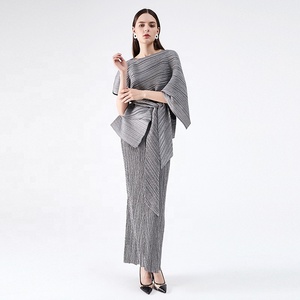 Nueva llegada Miyake plisado venta al por mayor 100% poliéster sólido adelgazamiento lentejuelas vestido de noche elegante vestido de tamaño libre - Product Image 1