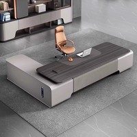 Bureau de direction commercial haut de gamme, design moderne et luxueux, en bois, avec chaise de bureau et rangement intégré pour le bureau
