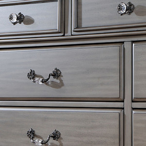 Comodino Tradizionale in Legno Massello Grigio con 3 Cassetti, Maniglie in Ottone Anticato e Dettagli in Acrilico - Product Image 4