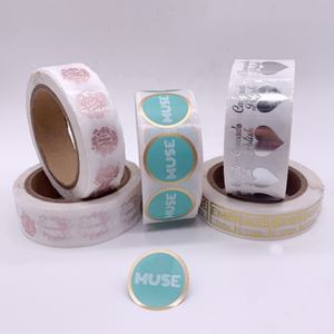 Etiquetas Adhesivas Personalizadas Crown Win, Papel Sintético de Poliéster Laminado Mate, Acabado Brillante, UV Localizado, Lámina Dorada, Materiales Reciclados - Product Image 5