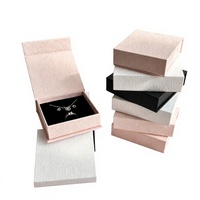 Boîte cadeau pour bijoux avec fermeture magnétique, logo personnalisé, plusieurs couleurs disponibles, insert en velours de luxe, emballage pour boucles d'oreilles, bagues, colliers