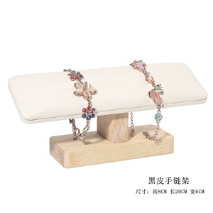 Kệ Trưng Bày Vòng Tay Đồng Hồ Trang Sức Bằng Gỗ Với Đế Gỗ Thông Và Gối Da Cho Cửa Hàng Trang Sức - Product Image 4