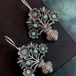 Boucles d'oreilles à tige en pot floral ethnique à la mode pour les femmes oxydées avec finition argentée matériel en laiton bijoux de mode produit en vrac - Product Image 1