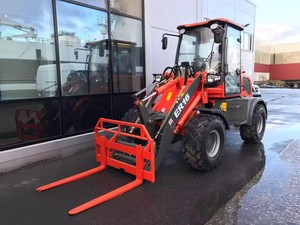 Chargeuse sur pneus articulée compacte de 1,6 tonne, mini-chargeuse 4x4 avec attache rapide pour une utilisation agricole polyvalente - Product Image 3