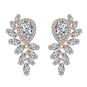 Boucles d'oreilles de mariée plaquées or avec zircone cubique taillée en goutte d'eau pour femme – Bijoux élégants et tendance pour mariage et soirée - Product Image 1