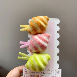 Modèle de pain simulé en forme de croissant de 2 pouces, rose, accessoire de jeu pour maison de poupée, mini-ornements, décoration pour pince à cheveux, cadeau, fête, bar à café vert - Product Image 5