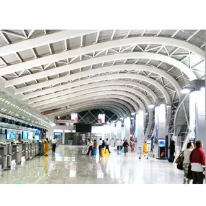 Изысканная длинная стальная крыша станции аэропорта