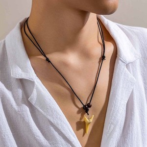 Collier ajustable <span class=keywords><strong>en</strong></span> perles de bois personnalisées pour hommes, pendentif dents de requin, bijoux masculins - Product Image 5