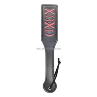 SacKnove Articles Érotiques pour Adultes Nouveauté Sexy Mots XOXO Fouet Fessée en Cuir pour Jeux Préliminaires Flirt Bondage BDSM Raquette à Fessée pour Jouets Sexuels
