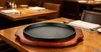 Plat à rôtir rond en fonte avec base en bois massif, facile à nettoyer et durable, pour cuisinière à gaz, restaurant et usage domestique