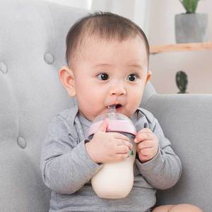 Sin BPA, venta al por mayor, botella de leche con patrón navideño de grado alimenticio, biberón de silicona anticólicos para bebés recién nacidos - Product Image 3