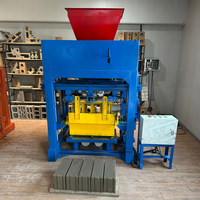 Machine à fabriquer des blocs de ciment pour les entreprises de taille moyenne, accompagnée d'un chariot compact et de briques non combustibles de type 4-40