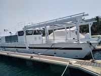 Bateau de loisirs de luxe de 18m x 5m pouvant accueillir environ 100 amis Cabine avec table Sollon et canapé confortable