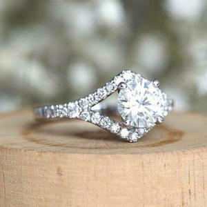 Anello di Fidanzamento F1615 per Donna in Oro Bianco con Diamante Taglio Brillante Rotondo Colore G Naturale e Diamanti Laterali - Product Image 2