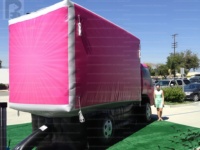 Camion de livraison gonflable géant rose réaliste de 6 m pour événements en plein air, foires, centres commerciaux et marketing de marque