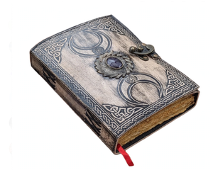 Diario de Cuero con Tapa Dura Triple Luna, Grimoire Grabado, A5, 200 Páginas, Papel Antiguo, Cuaderno Gótico Vintage, Diario de Escritura - Product Image 1