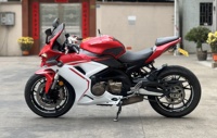 Moto sportive QJMOTOR Race 600 600cc à refroidissement liquide 4 cylindres, idéale pour la conduite à grande vitesse et les passionnés de piste