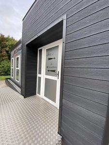 Revêtement de sol extérieur en WPC décoratif et fonctionnel, combine la beauté du bois aux avantages du plastique, moderne, installation simple - Product Image 5