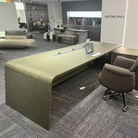 Bureau de direction de luxe en forme de L avec éclairage LED dissimulé dans le panneau frontal et armoire de classement latérale indépendante