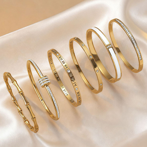 Brazalete de Diseño con Corte de Zirconia en Acero Inoxidable, Venta al por Mayor, Brazalete de Moda con Números Romanos Dorados - Product Image 1